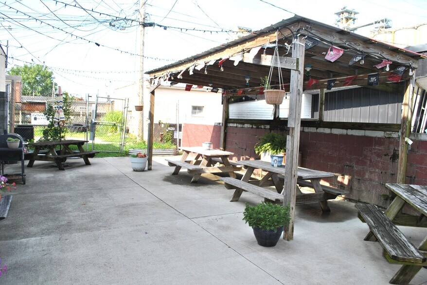 More Photos Of 209 W Main St, Circleville Storefront For Sale