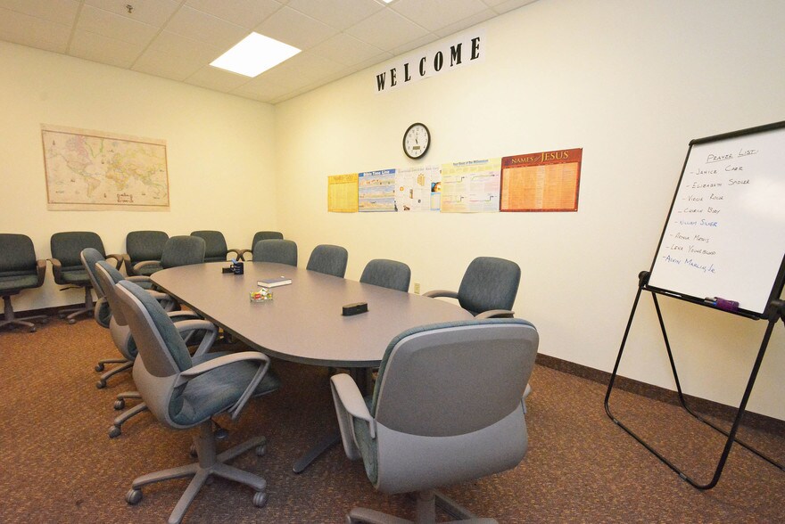 More Photos Of 8955 South Fwy, Houston Schools For Lease