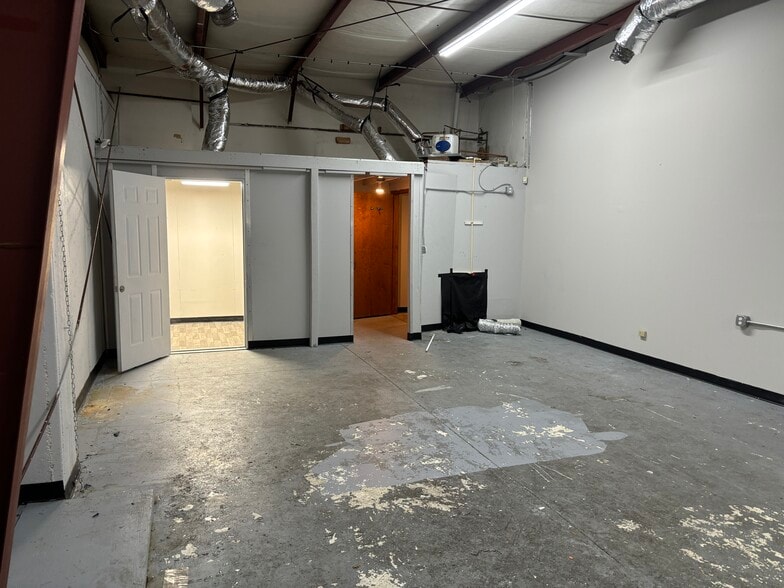 More Photos Of 1388 Chattahoochee Ave, Atlanta Light Distribution For Lease