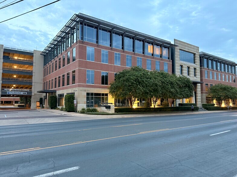 More Photos Of 901 W 38th St, Austin Medical For Lease