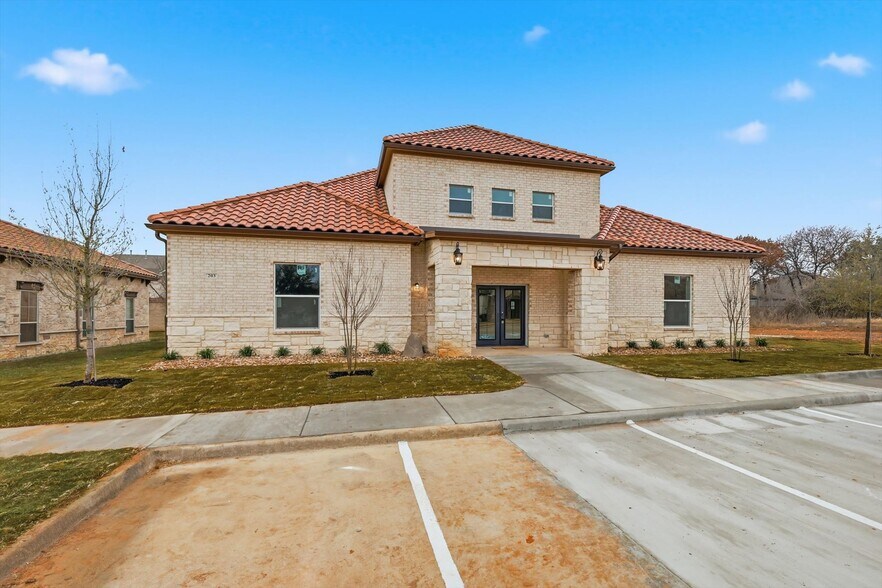 More Photos Of 203 E Debbie Ln, Mansfield Loft Creative Space For Lease