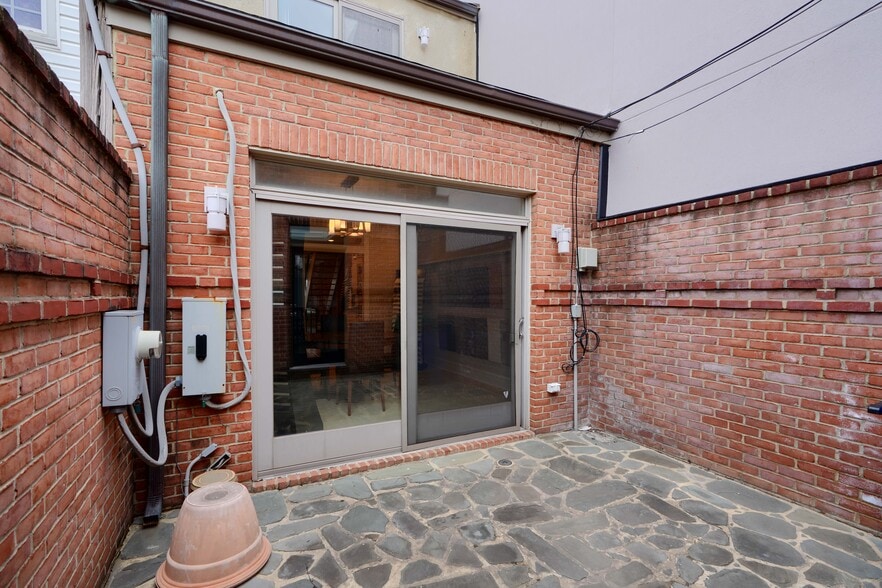 More Photos Of 3211 Eastern Ave, Baltimore Office For Sale