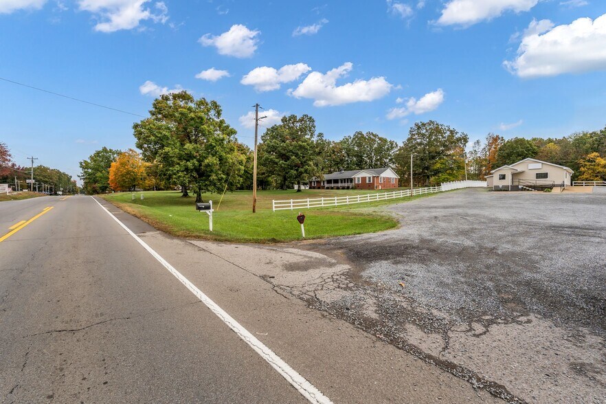 More Photos Of 4842 Highway 100, Lyles Restaurant For Lease