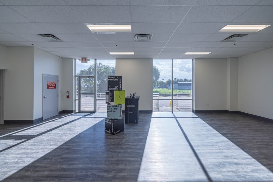 More Photos Of 1264 La Quinta Dr, Orlando Warehouse For Lease