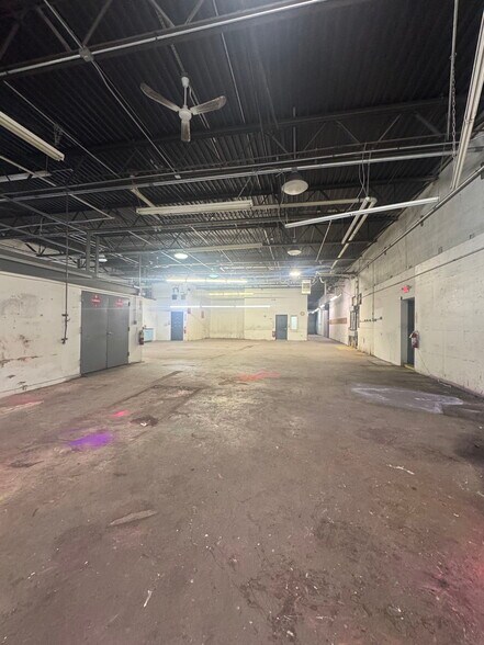 More Photos Of 10-12 Niagara Ave, Freeport Warehouse For Lease