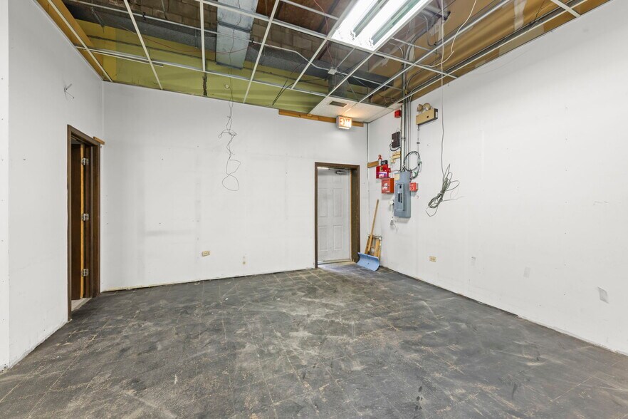 More Photos Of 111-123 Jefferson Ave, Naperville Storefront For Lease