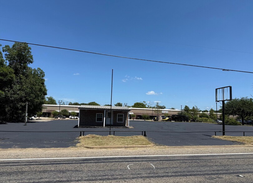 More Photos Of 407 N Main St, Lindale Land For Lease