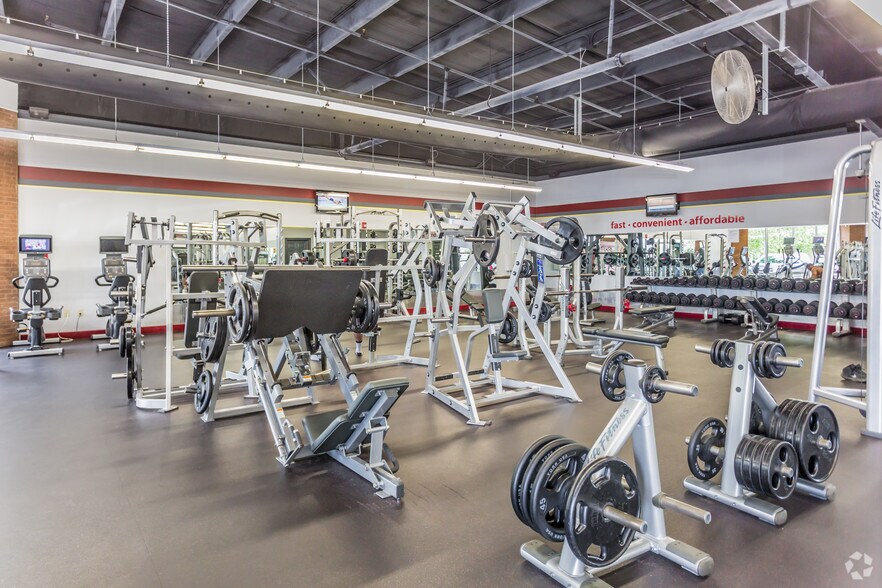 More Photos Of 304 Heritage Dr, Oxford General Retail For Lease