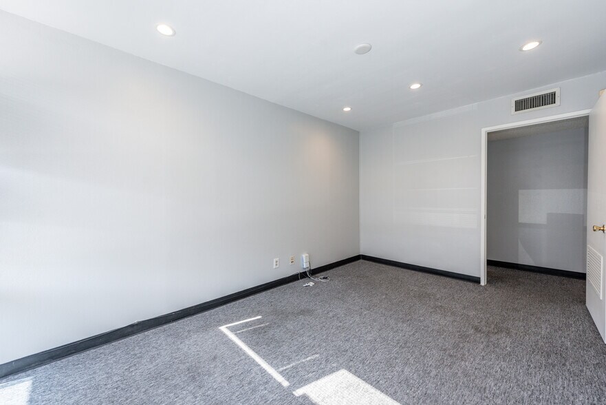 More Photos Of 711 W 17th St, Costa Mesa Flex For Lease