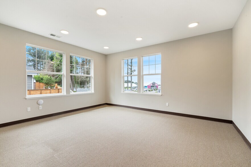 More Photos Of 2210 NE 22nd St, Lincoln City Office For Lease