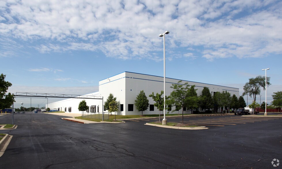 More Photos Of 320 E Fullerton Ave, Carol Stream Distribution For Lease