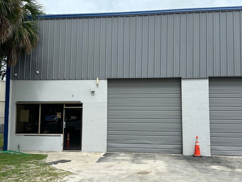 More Photos Of 7150 Devons Rd, Riviera Beach Warehouse For Lease