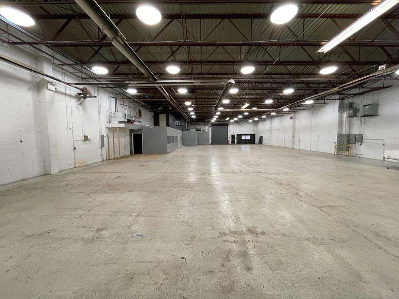 More Photos Of 1371 Saw Mill Run Blvd, Pittsburgh Warehouse For Lease