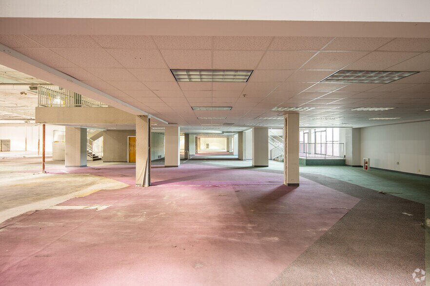 More Photos Of 13850 Manchester Rd, Manchester Freestanding For Lease