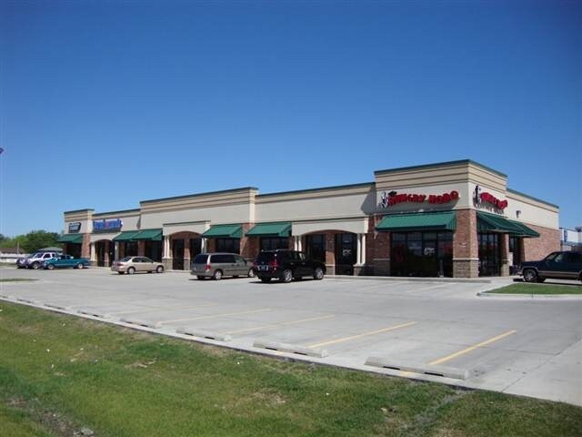 More Photos Of 1640 W 53rd St, Davenport Freestanding For Lease