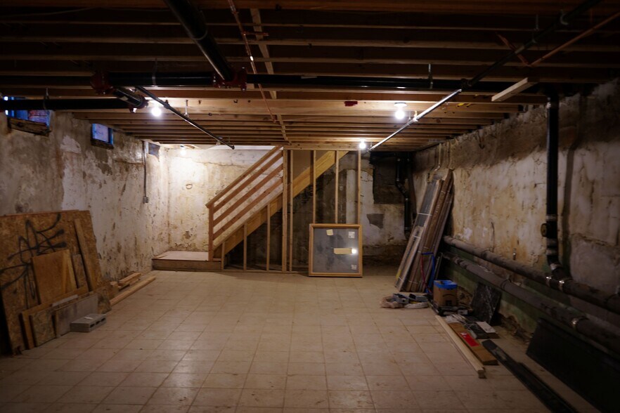 More Photos Of 2001 S 10th St, Philadelphia Storefront Retail Residential For Lease