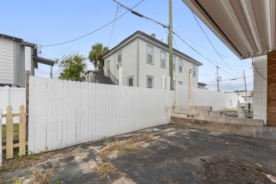 More Photos Of 1352 N Main St, Jacksonville Auto Dealership For Lease