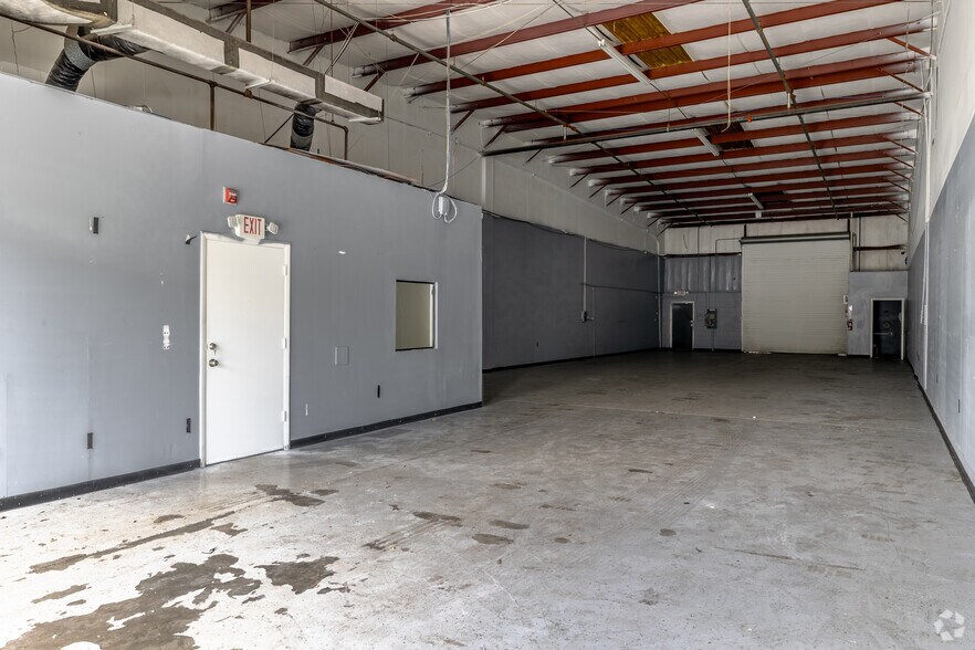 More Photos Of 300 Northstar Ct, Sanford Flex For Lease