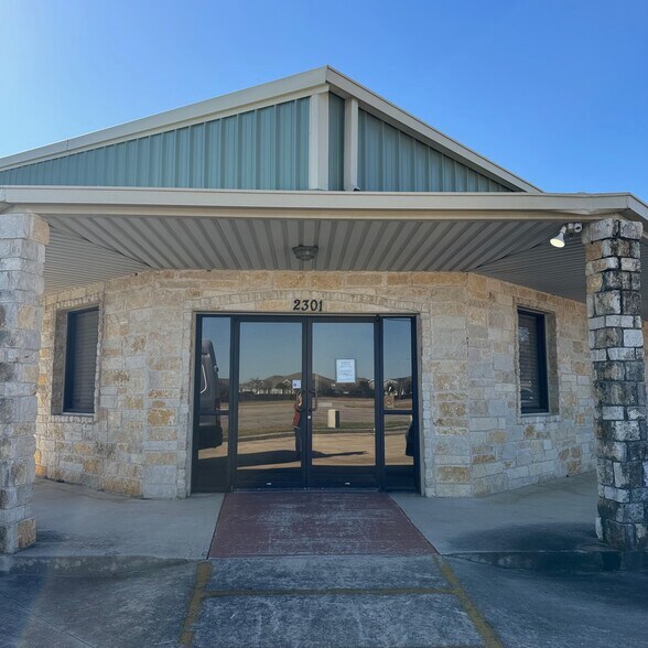 More Photos Of 2301 10th St, Floresville Light Distribution For Lease