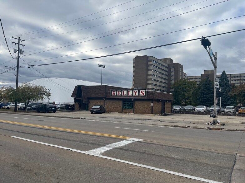 More Photos Of 219 Wisconsin St, Oshkosh Bar For Sale
