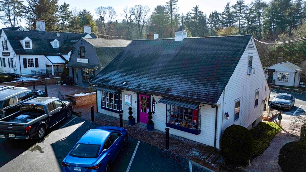 More Photos Of 1-3 Brick Walk Ln, Farmington Unknown For Lease