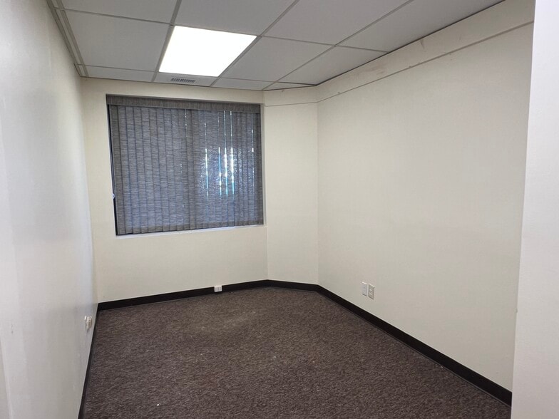 More Photos Of 76 E Main St, Huntington Medical For Lease