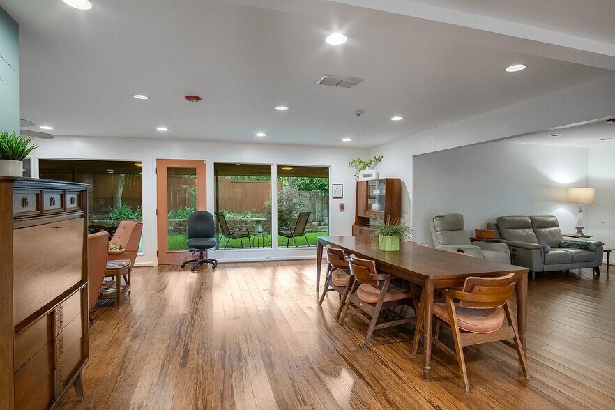 More Photos Of 921 NW 9th St, Grand Prairie Assisted Living For Sale