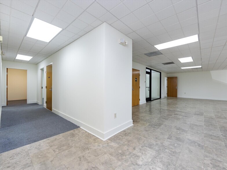 More Photos Of 1812 W Morehead St, Charlotte Office Residential For Lease
