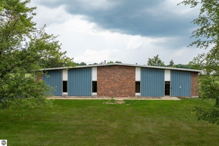 More Photos Of 910 Industrial Dr, Mount Pleasant Warehouse For Sale
