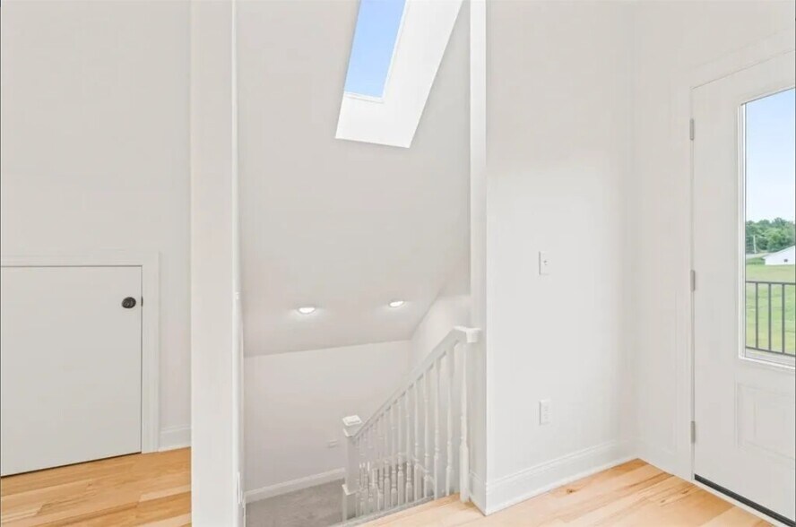 More Photos Of 1805 S 8th Ave E, Newton Specialty For Sale
