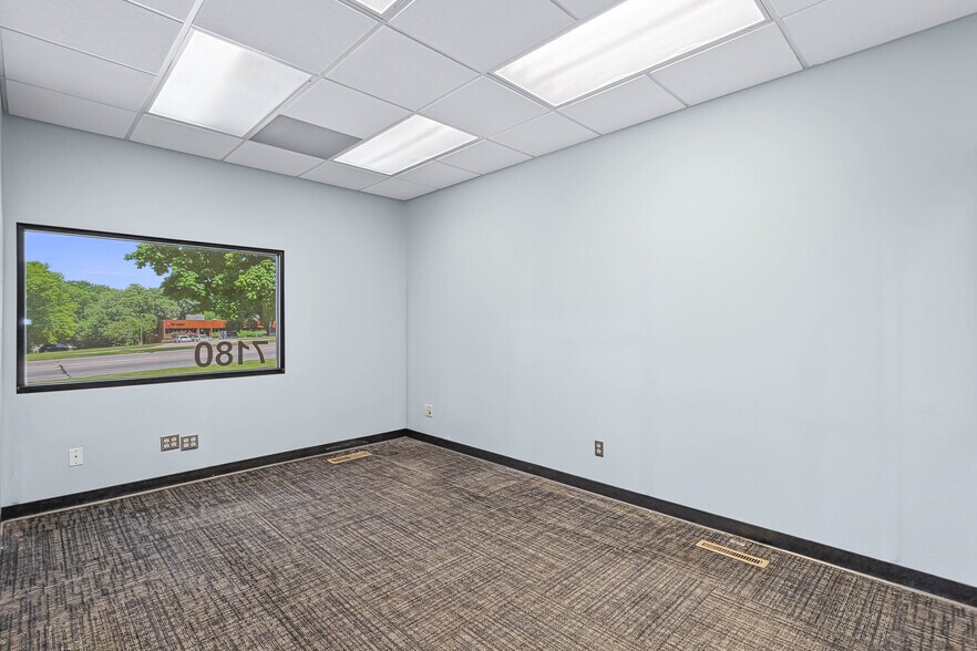 More Photos Of 7180 Hickman Rd, Windsor Heights Medical For Lease