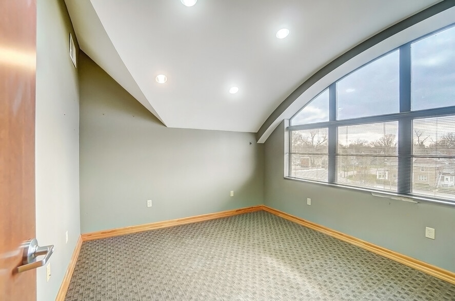 More Photos Of 916-920 W Market St, Lima Medical For Lease