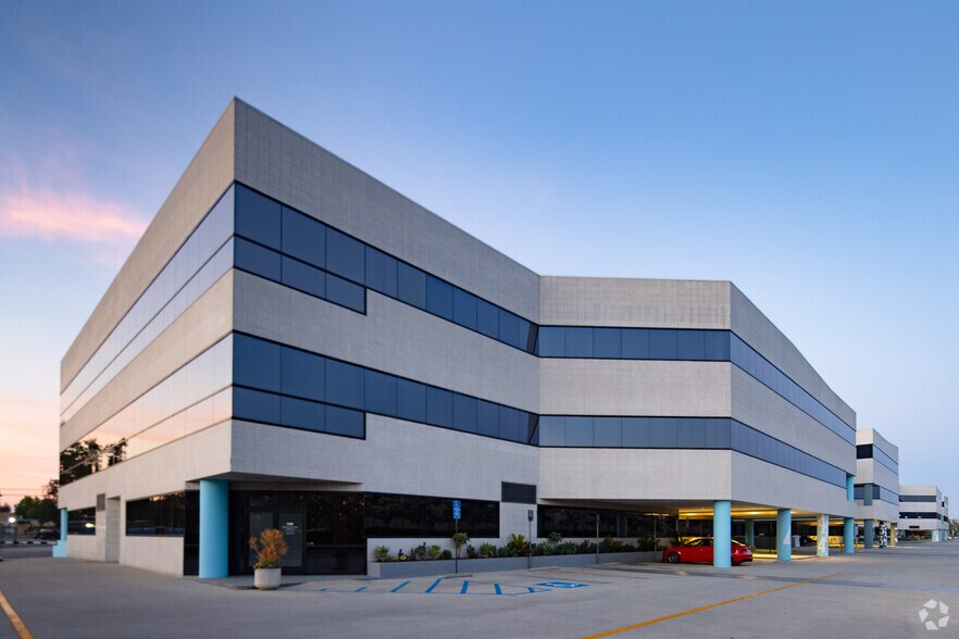 More Photos Of 6345 Balboa Blvd, Encino Unknown For Lease