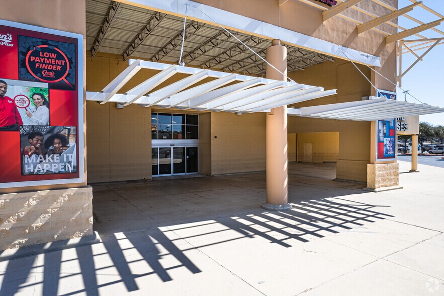 More Photos Of 11650 Bandera Rd, San Antonio Freestanding For Lease