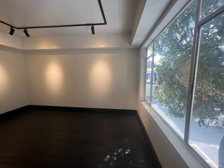 More Photos Of 7540-7542 Fay Ave, La Jolla Storefront Retail Office For Lease