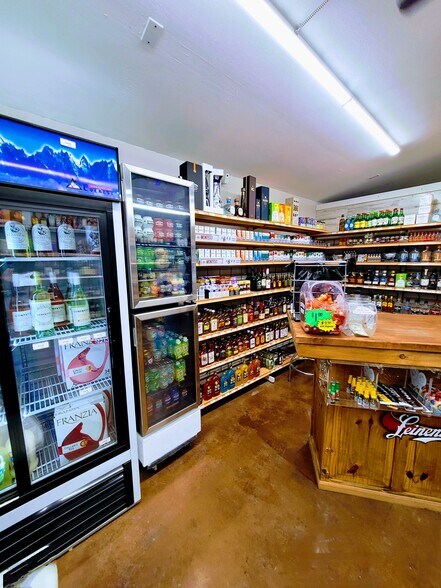 More Photos Of 101 W Main St, Geronimo General Retail For Lease