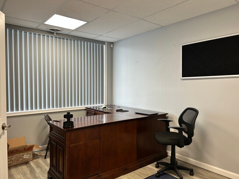 More Photos Of 150 Riverside Dr, Battle Creek Office For Sale