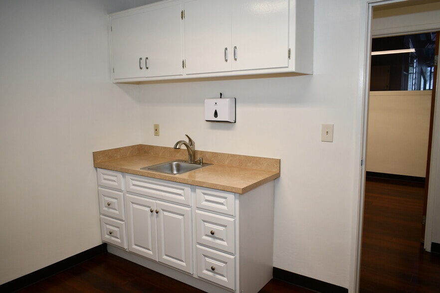 More Photos Of 180 W Willow St, Pomona Medical For Lease