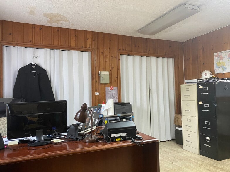 More Photos Of 2400 South St, Leesburg Self Storage For Sale