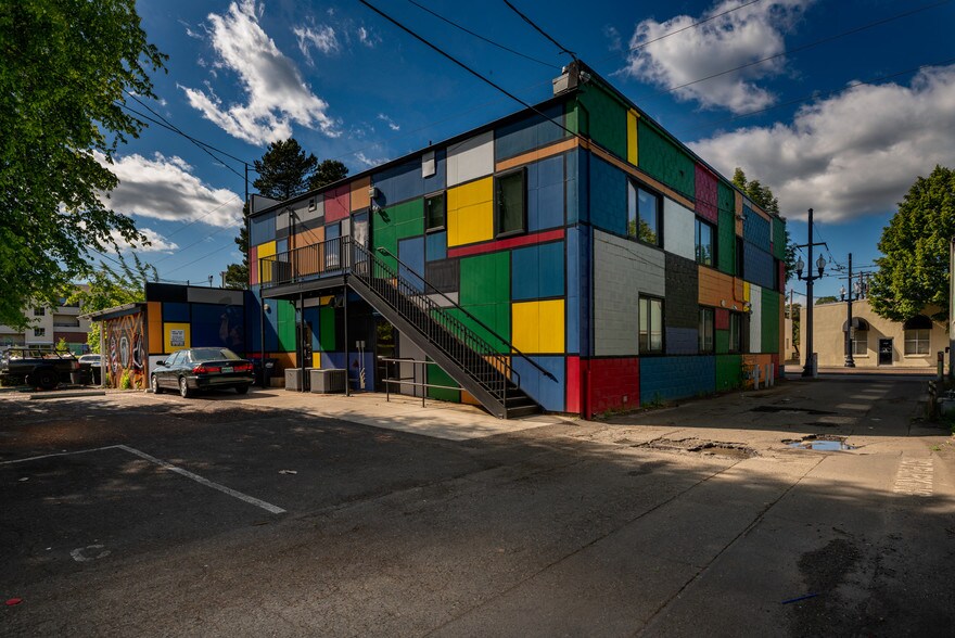 More Photos Of 238-242 SE Washington St, Hillsboro Storefront Retail Residential For Lease