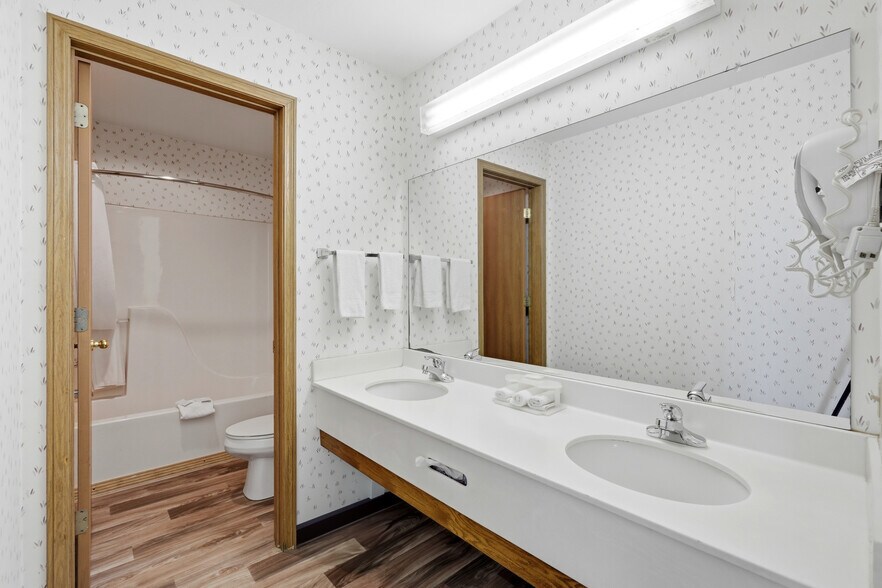 More Photos Of 3169 E Van Buren, Eureka Springs Hotel For Sale