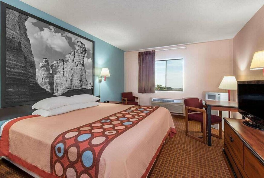 More Photos Of 709 S 13th St, Wakeeney Hotel For Sale
