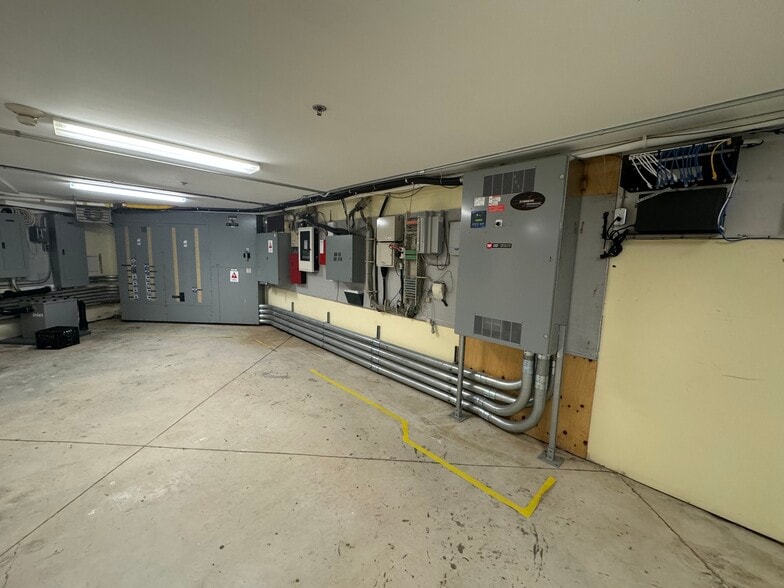 More Photos Of 725 Gibralter St, Norfolk Flex For Sale