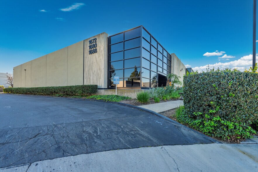More Photos Of 1672-1688 Sierra Madre Cir, Placentia Showroom For Lease