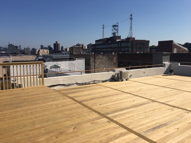 More Photos Of 36 Waverly Ave, Brooklyn Showroom For Lease