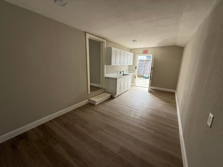 More Photos Of 2809 Market St, Baytown Office Residential For Lease