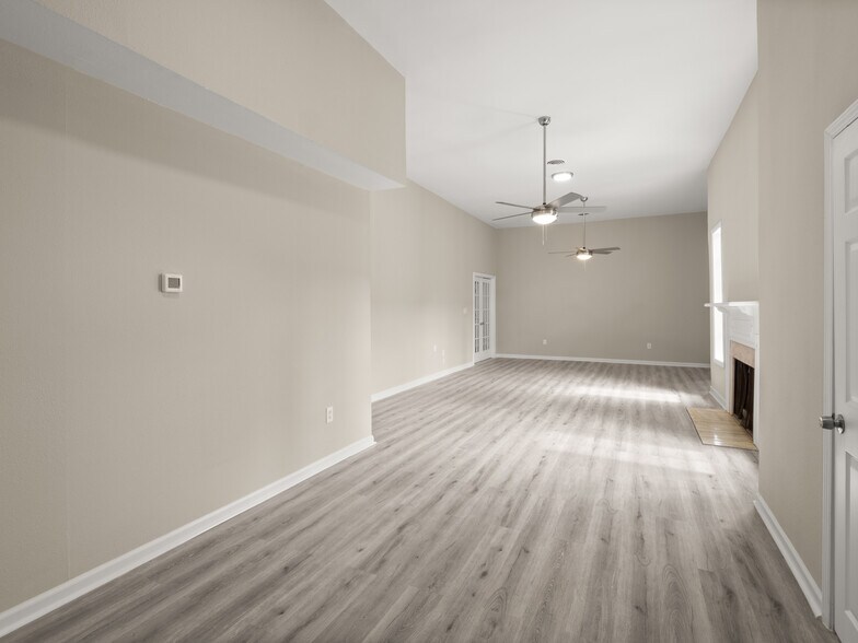 More Photos Of 101 W Center St, DeQuincy Office For Lease