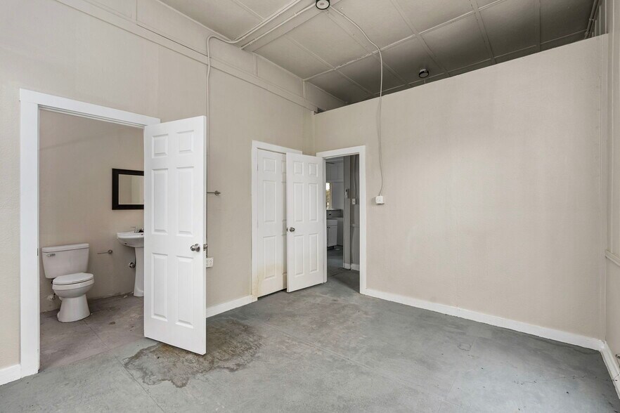 More Photos Of 901 N Saint Joseph St, Gonzales Office For Sale