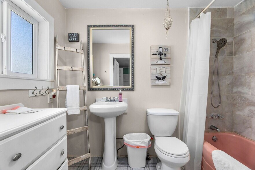 More Photos Of 402 Montesano St, Westport Flex For Sale