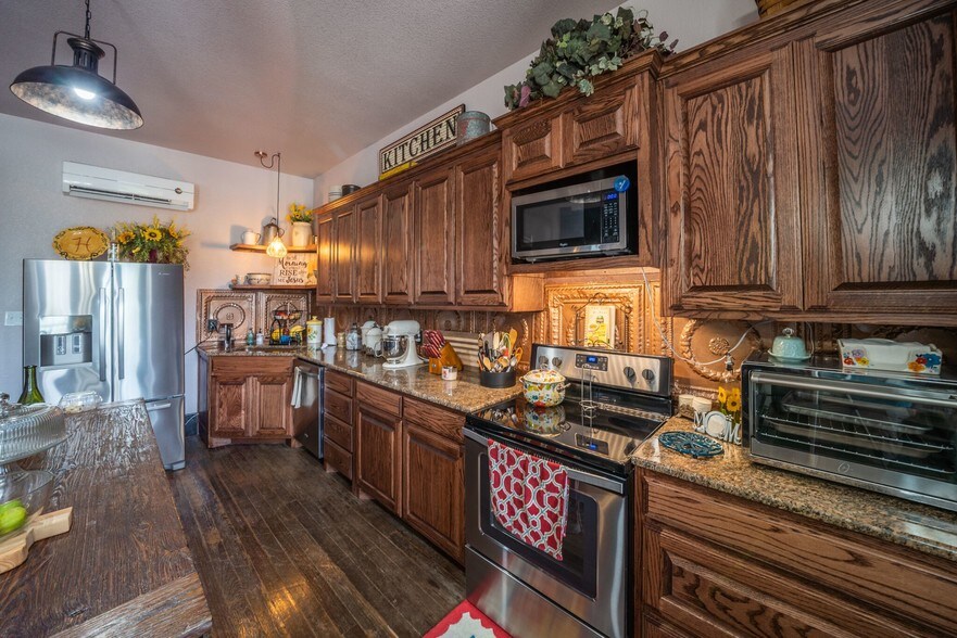 More Photos Of 75 N Waco St, Hillsboro General Retail For Lease